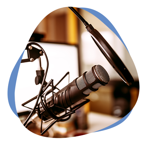 Ein Mikrofon in einem Podcast